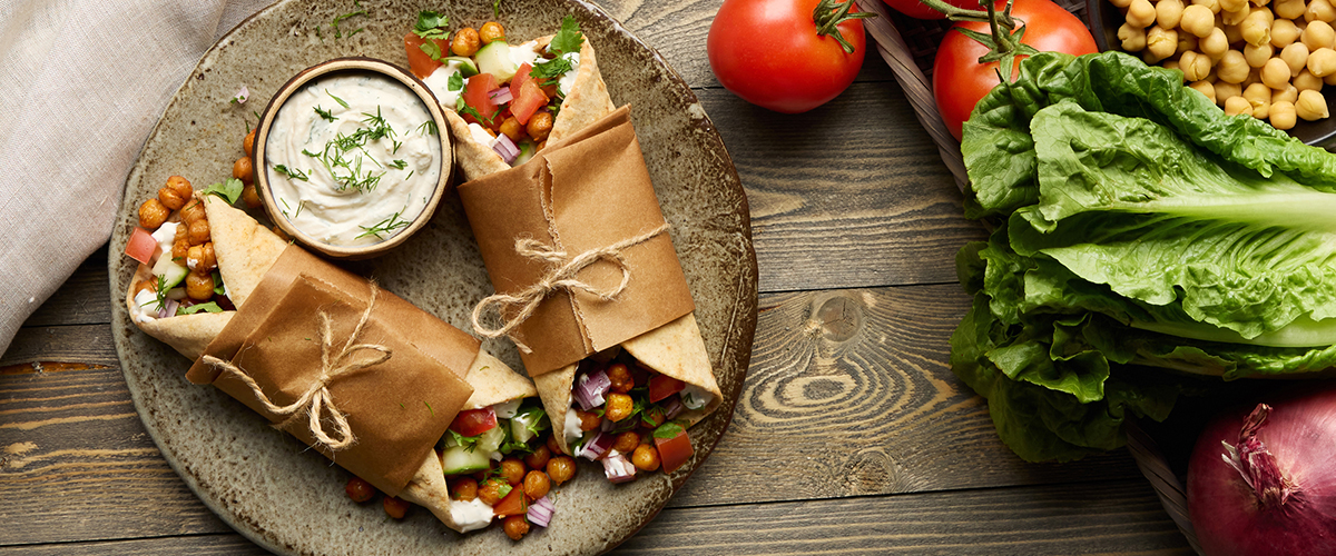 Wrap végétarien avec sauce au yaourt et tahini