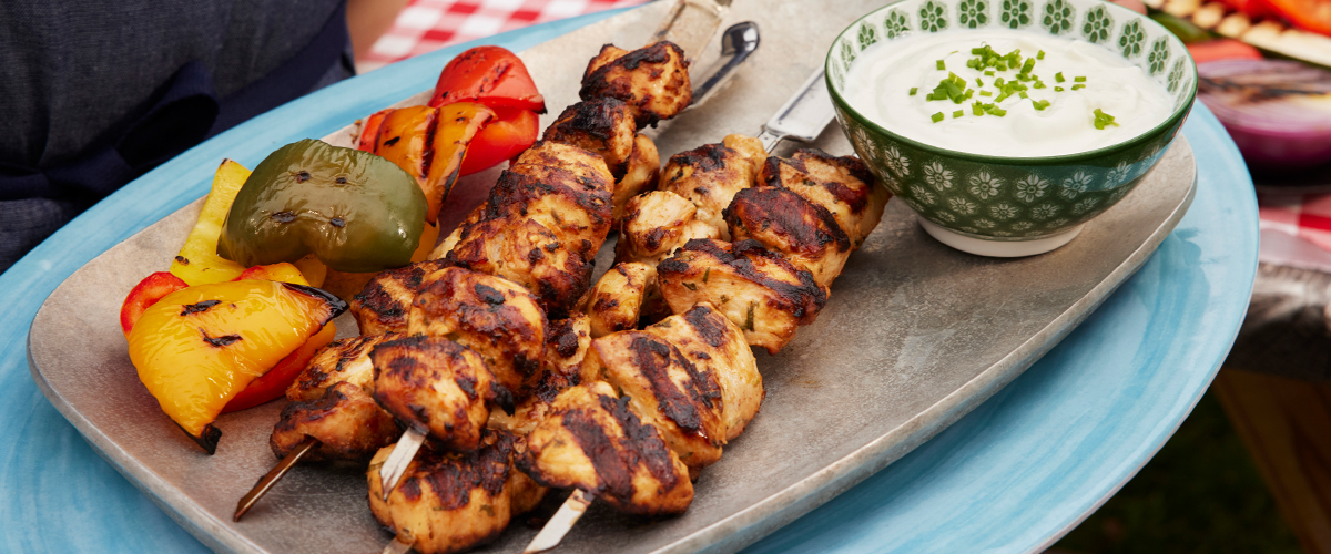 Brochettes de poulet grillé et sauce citronnée au yaourt grec