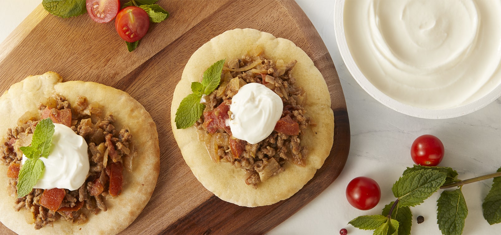 Pita met rundvlees en yoghurt