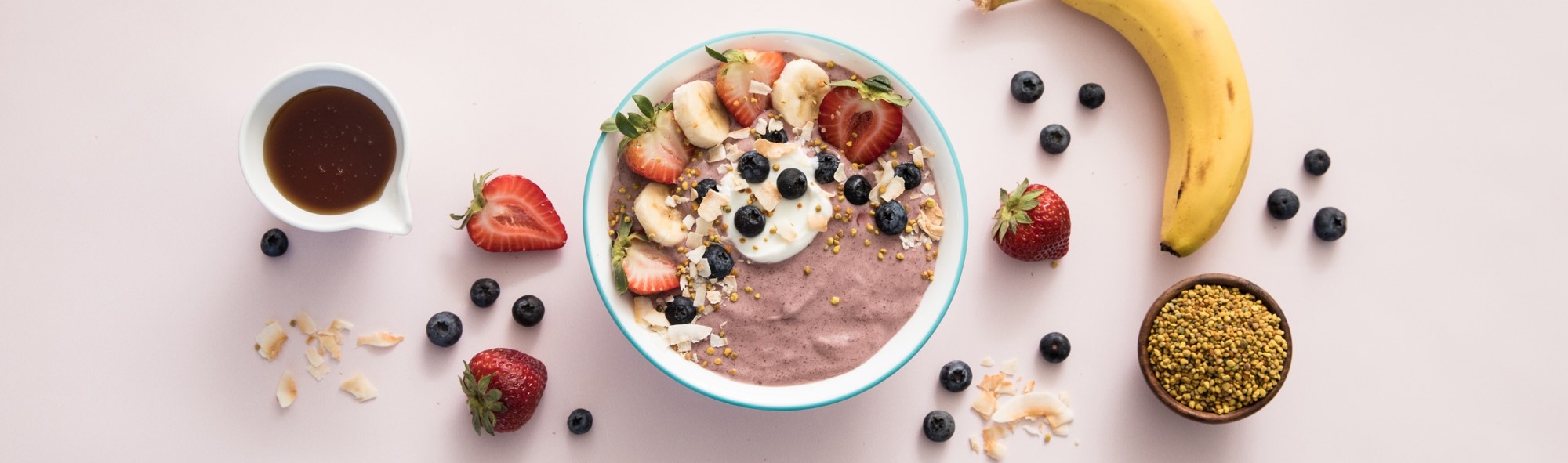 Bol de smoothie au yaourt, miel, fruits et noix de coco