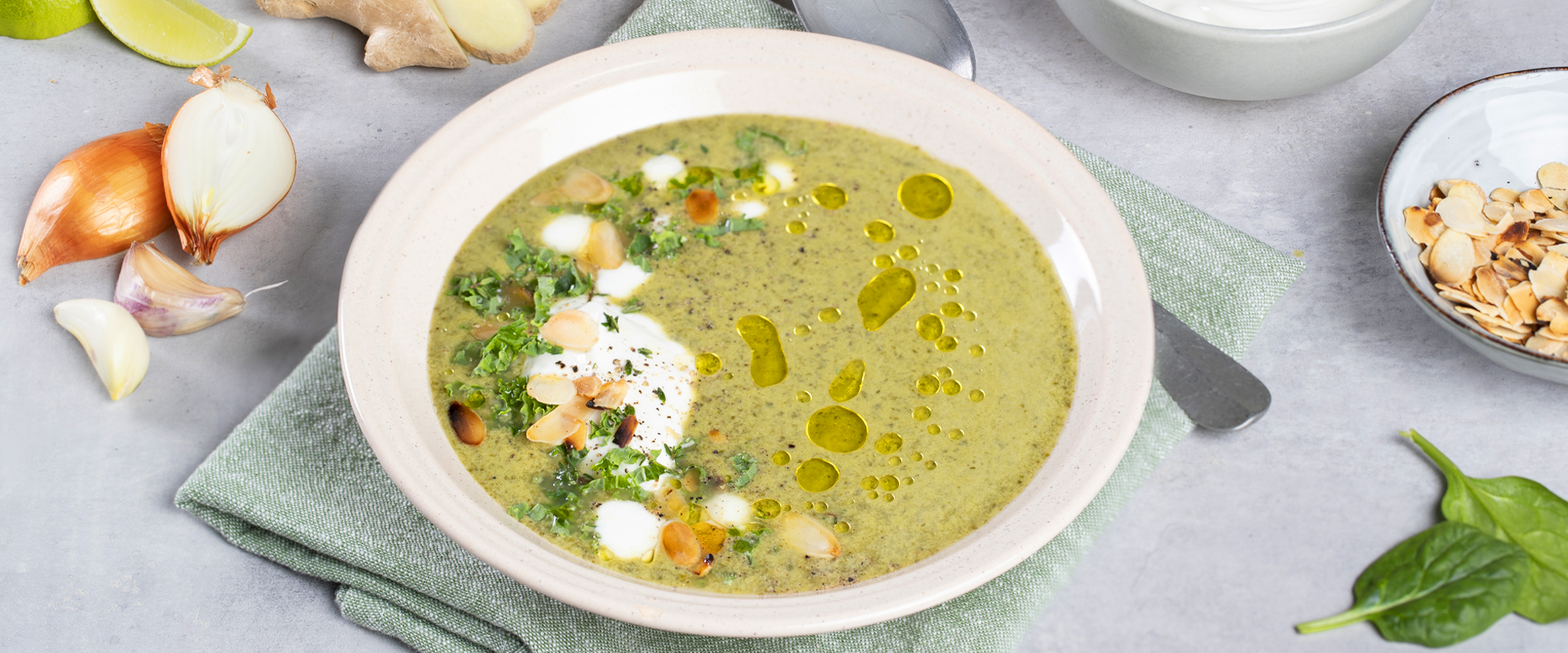 Soupe aux épinards et crème de yaourt