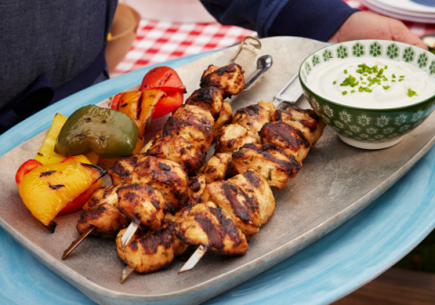 Brochettes de poulet grillé et sauce citronnée au yaourt grec